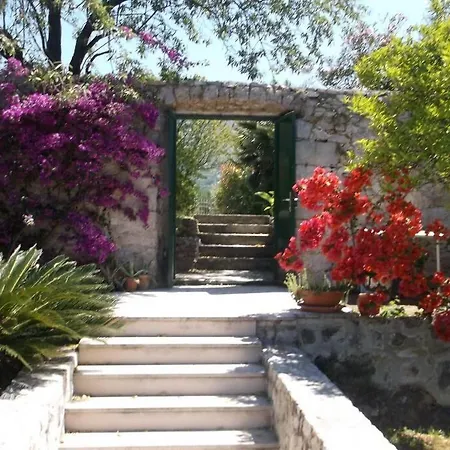 Villa 4 Bedroom In Old *