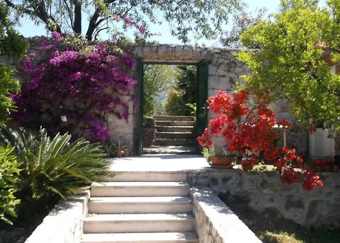 Villa 4 Bedroom In Old *